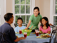 Исследователи считают, что многодетные семьи питаются правильнее - «Здоровая жизнь»