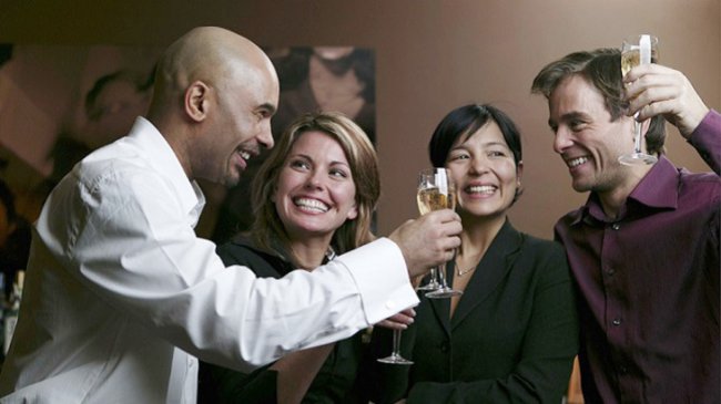 Хотите меньше выпивать - общайтесь с оптимистами - «Здоровая жизнь»