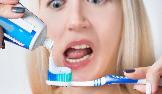 Стоматологи рассказали о вреде отбеливающей зубной пасты - «Здоровая жизнь»