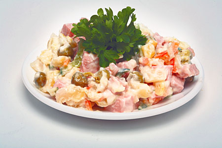 Под знаком оливье. Можно ли сделать знаменитый праздничный салат полезным? - «Здоровая жизнь»