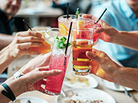 Специалисты напоминают: пить спиртное в жару опасно - «Здоровая жизнь»