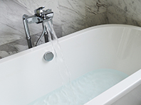 Вечерний прием ванны способен заменить прием снотворных - «Здоровая жизнь»