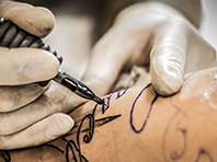 Врачи предупреждают: татуировка вкупе с отказом от лекарств может закончиться инсультом - «Здоровая жизнь»