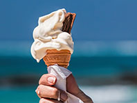 Врачи советуют аккуратно есть мороженое в жару - «Здоровая жизнь»