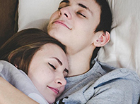 Запах любимого человека повышает качество сна, показал анализ - «Здоровая жизнь»