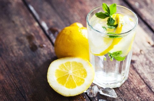 Полезно ли пить воду с лимоном по утрам? Ответили в Роспотребнадзоре - «Здоровая жизнь»