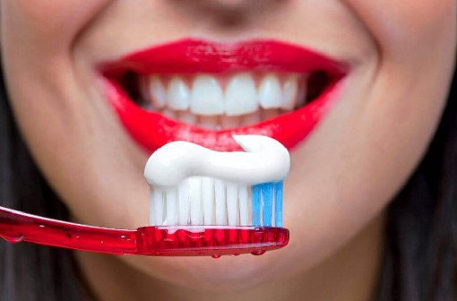 Врач Захарова назвала 4 признака, что вы неправильно чистите зубы - «Стоматология»