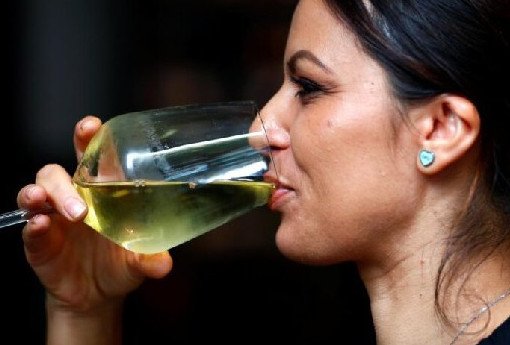 Названо неожиданное полезное свойство алкоголя для женщин - «Гинекология»