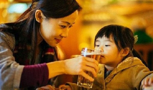 Родители напрасно позволяют детям пробовать алкоголь - «Педиатрия»