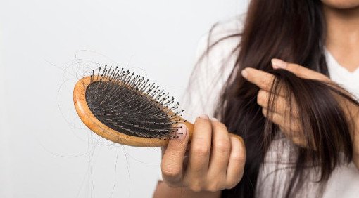 Учёный рассказал, по какой причине могут выпадать волосы - «Новости Медицины»