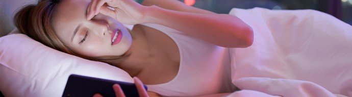 Специалист рассказал, можно ли ослепнуть от использования телефона в темноте - «Новости Медицины»