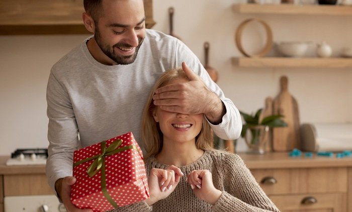 Почему людям нравится дарить подарки - «Новости Медицины»